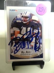 lot 254 image: AUTHETIC AUTOGRAPH - 1990 FLEER DALLAS COWBOYS BILL BATES HAND SIGNED CARD #385 $$$