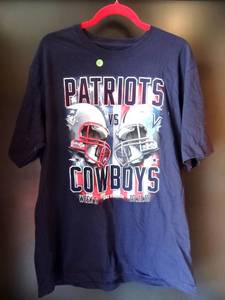 lot 84 image: DALLAS COWBOYS VS NEW ENGLAND PATRIOTS T-SHIRT - SIZE XL - NEW W TAGS