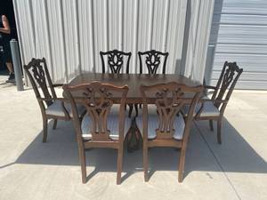 lot 11 image: Claw Footed Table and 6 Chairs