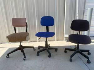 lot 16 image: 3 Rolling Office Chairs
