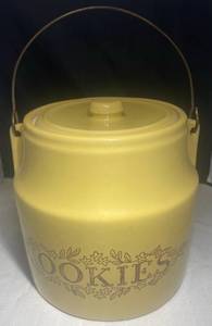 lot 55 image: Vintage Monmouth, Pottery Stoneware Cookie Jar USA