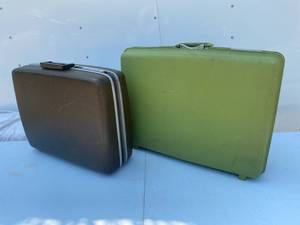 lot 99 image: Vintage Royal Traveler Suitcases
