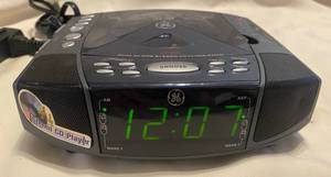lot 69 image: GE Dual Acclaim Stereo CD Clock Radio model no 7-4897A