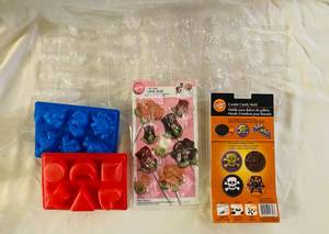 lot 75 image: 10 Cookie and Candy Molds