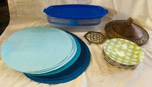lot 50 image: Miscellaneous Kitchen Items - 12 Placemats, 6 poka dot saucers and a trivet