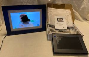 lot 56 image: 7 Giinii LED Digital Picture Frame NIB and 12 ViewSonic Model no VS13788