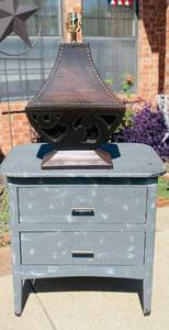 lot 44 image: 2 Drawer Side Table and Lamp