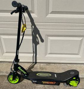 lot 46 image: Razor Power Core 90 Electric Scooter wcharger