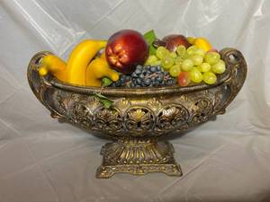 lot 138 image: ZimLay Traditional Resin Roman Victory Cup Dcor 49871 filled with plastic fruit