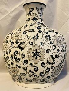 lot 150 image: Bombay Black & White Vase