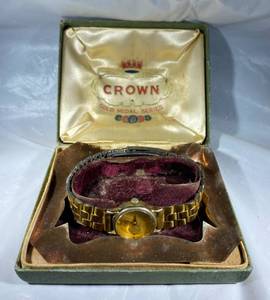 lot 153 image: Ladies Seiko Watch in a vintage Crown watch box