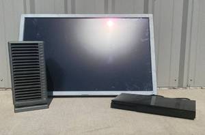 lot 166 image: Clarity 41 Bobcat II SN-4035-WX TV Samsung Blue-Ray Player 20 CDDVD Disk Storage