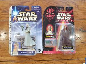 lot 147 image: Star Wars - Mace Windu and Padme Amidala action figures