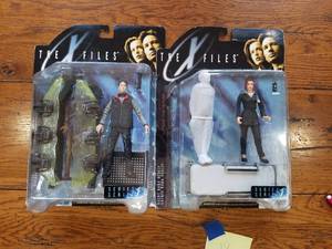 lot 134 image: The x Files - Mulder and Scully action figures