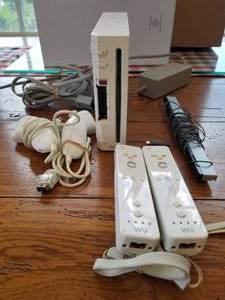 lot 4 image: Wii game console with extras