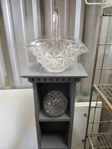 lot 327 image: Decorative glass pieces