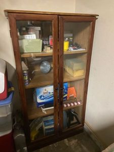lot 7 image: Display Storage Cabinet 4 Shelves with Glass Doors, CONTENTS NOT INCLUDED