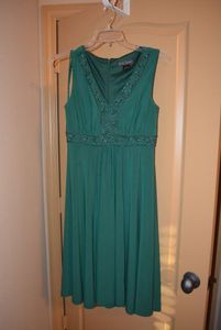 lot 65 image: Jessica Howard Green V-Neck Sleeveless Dress Size 10 with Sequence Trim