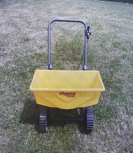 lot 78 image: Vigoro 10,000 Lawn Spreader