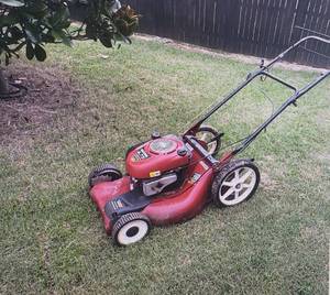 lot 74 image: Craftsman Mower 6.75 and Dust-Blocker Catcher Bag, Mower has Briggs & Stratton Engine