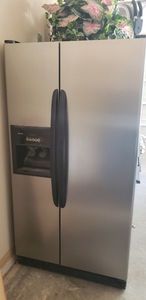 lot 79 image: Kenmore RefrigeratorFreezer with WaterIce Dispenser on Door