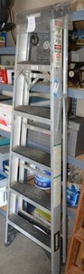 lot 42 image: Husky 6 Foot Aluminum Ladder