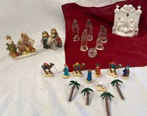 lot 725 image: Nativities