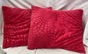 lot 728 image: 2 pink decorative pillows