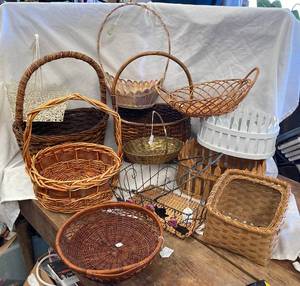 lot 732 image: Baskets