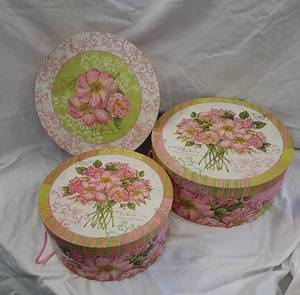 lot 606 image: Hat boxes