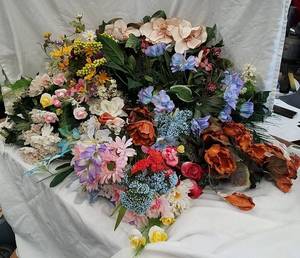lot 607 image: Generous quantity of artificial floral items