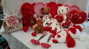 lot 608 image: Valentines items