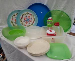 lot 612 image: Plastic kitchen ware