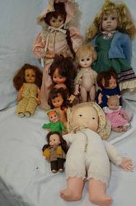lot 620 image: Vinyl dolls
