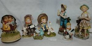 lot 622 image: Porcelain figurines