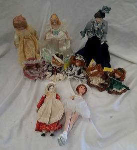 lot 624 image: Small porcelain dolls