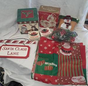 lot 634 image: Christmas items