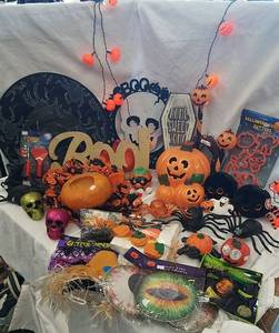 lot 640 image: Halloween Dcor