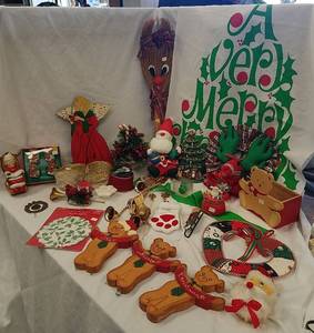 lot 645 image: Christmas Dcor