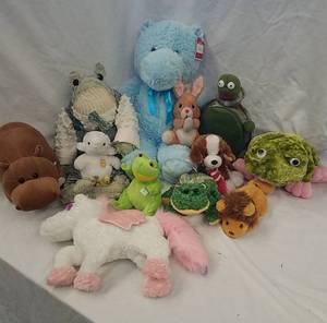 lot 650 image: Stuffed animals