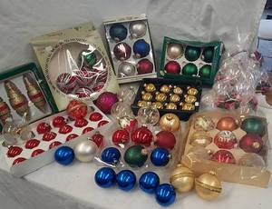lot 652 image: Glass Christmas Balls