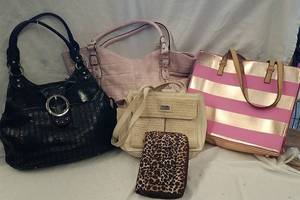 lot 653 image: Purses