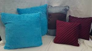 lot 660 image: 5 throw pillows