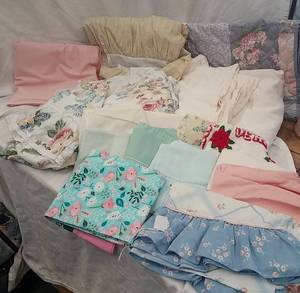 lot 665 image: Full size bedding