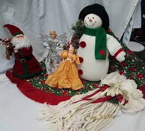 lot 679 image: Christmas Decor