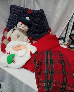 lot 680 image: Christmas Decor