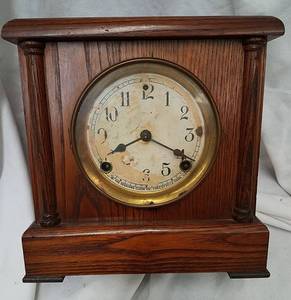 lot 681 image: Vintage Mantle Clock