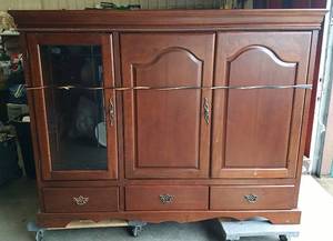 lot 687 image: Solid Wood TV Cabinet
