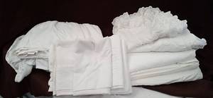 lot 700 image: Assorted California King-size Bedclothes