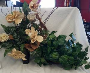lot 723 image: Artificial plants and flowers